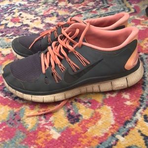 NIKE tennis shoes size 9